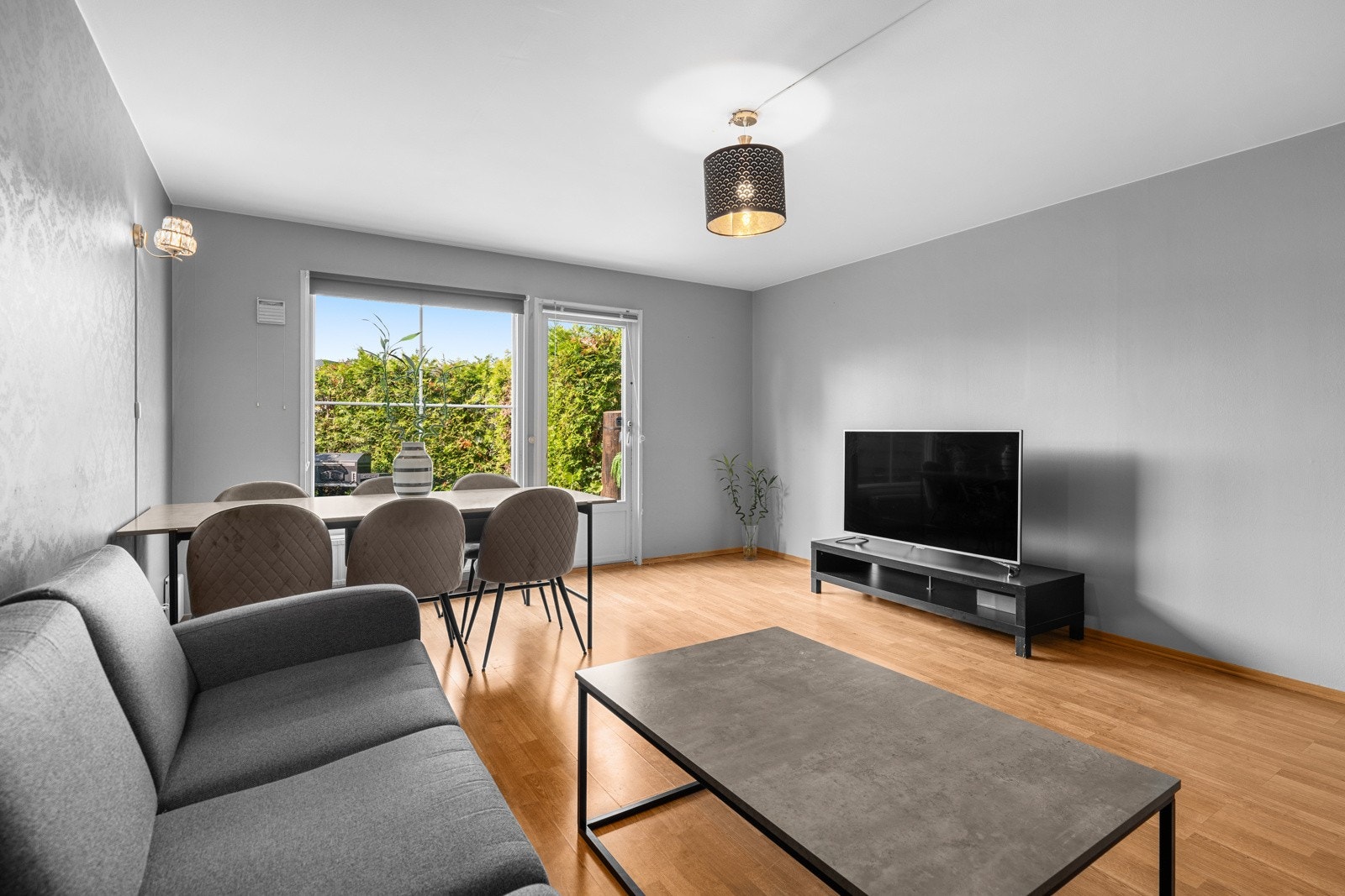. Fra stuen er det også en dør ut til en herlig sørvestvendt terrasse, som er et naturlig samlingspunkt for venner og familie på de varme dagene. Galleribilde