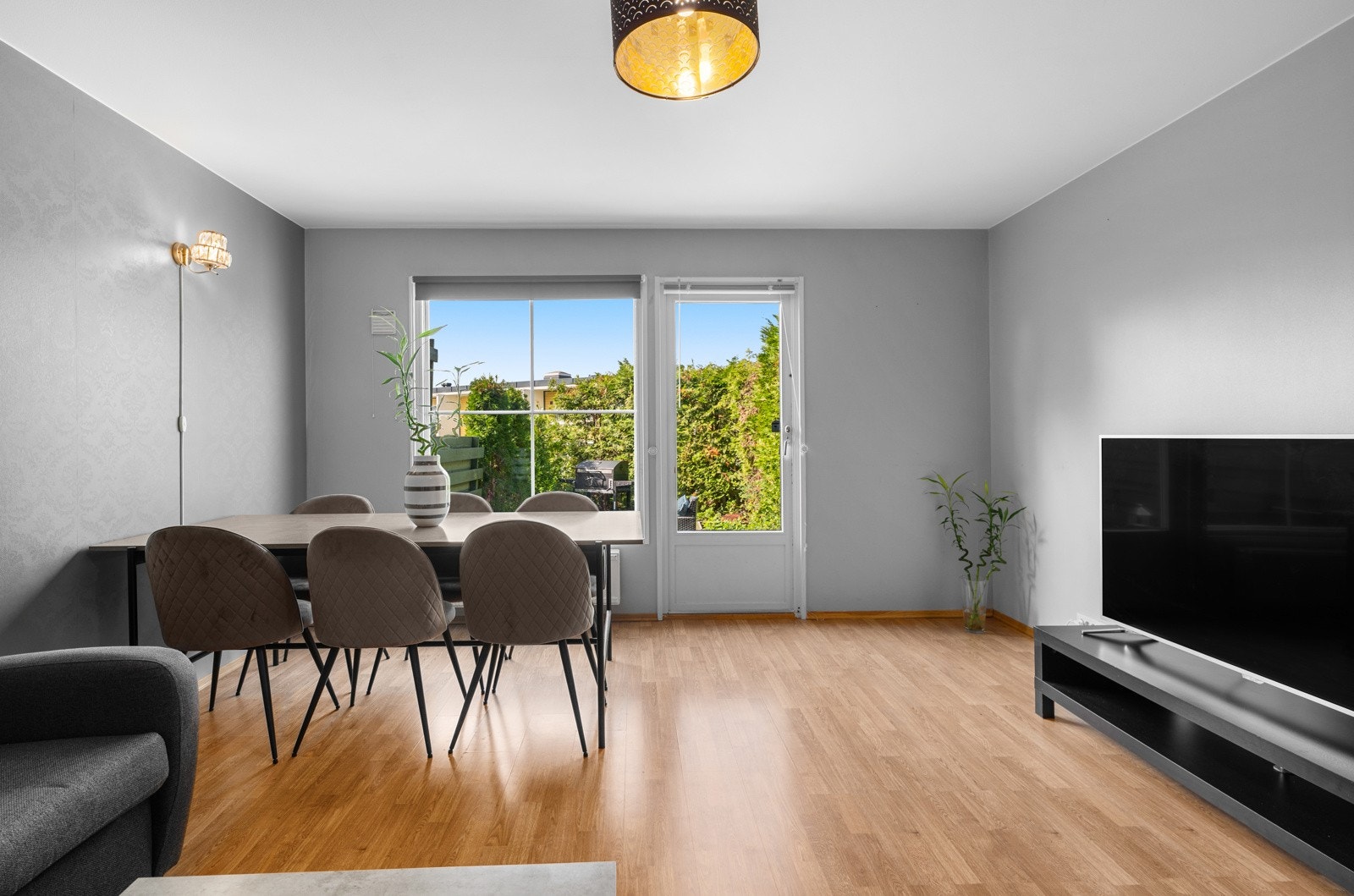 Boligen varmes opp av med vannbåren varme via radiatorer. Galleribilde