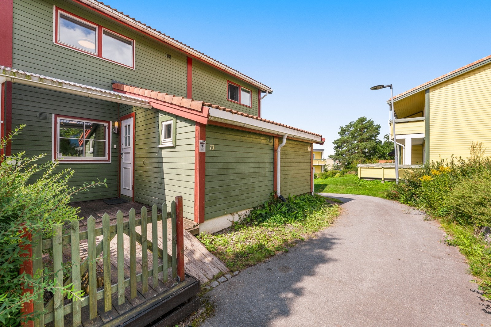 Boligen har også en delvis overbygd terrasse mot nordøst med tilgang fra inngangspartiet. Galleribilde