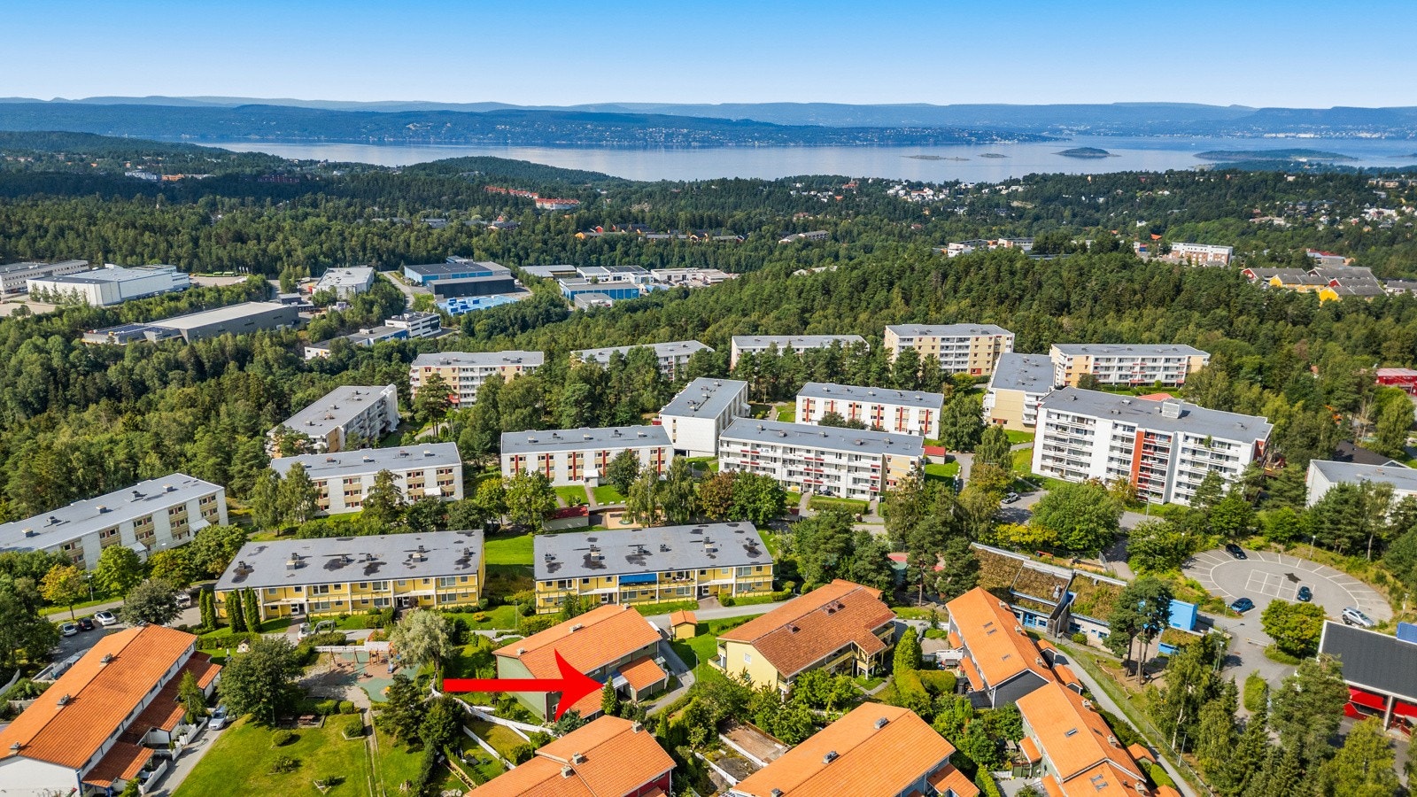 Her bor dere nær alt dere måtte trenge i det daglige. Det gangavstand til skoler, barnhage, T bane, Mortensrud senter med mer. Galleribilde