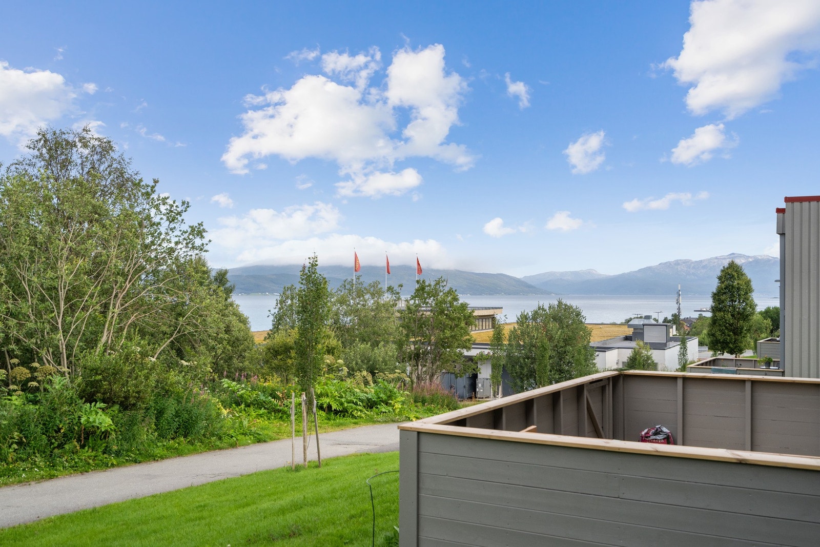 Rett utenfor døren finnes ypperlige turmuligheter, lysløype, skiløyper og slalåmbakke Galleribilde