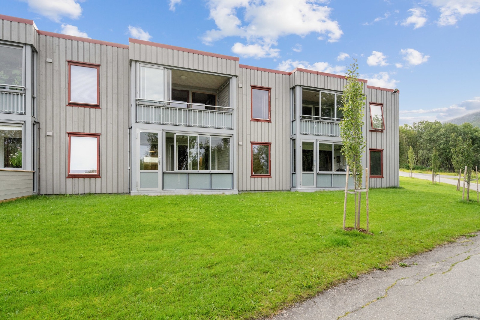 Velkommen til Gneisvegen 147- En lys og pen 2-roms med god beliggenhet. Egen inngang. Vestvendt innglasset balkong. Garasjeplass. Sportsbod ved inngangsparti Galleribilde