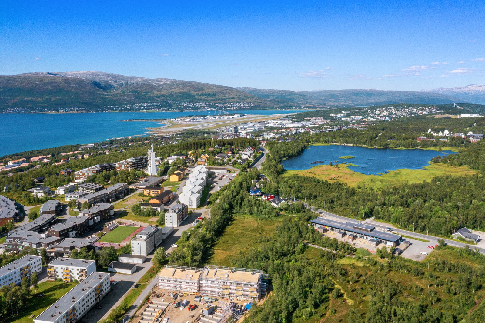 Leilighetsbygget er beliggende i et meget attraktivt boligområde midt på Tromsøya - Elverhøy.