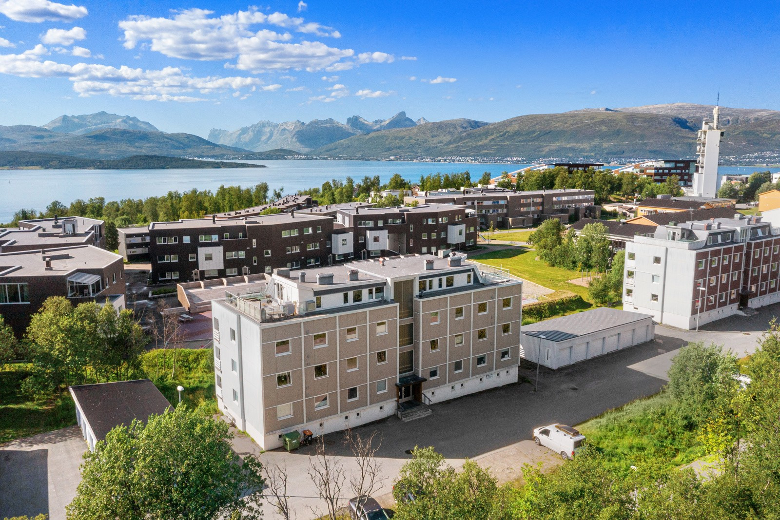 Umiddelbar tilgang på fasiliteter som butikk, skole, barnehager, Prestvannet, lysløype, m.m.