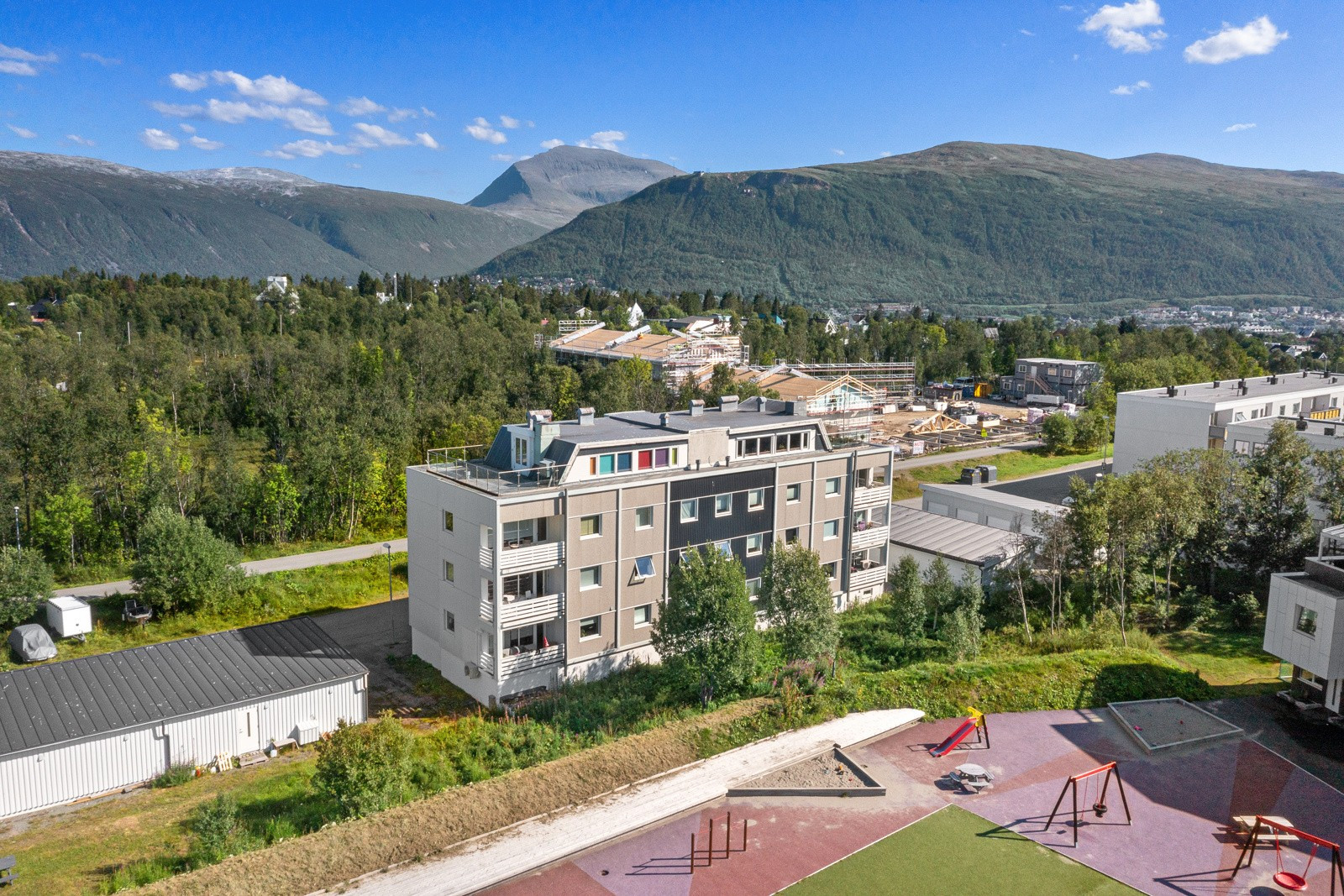 I Tromsø finnes det ikke mange familieleiligheter med en slik størrelse, kvalitet og beliggenhet som denne - leiligheten må ses!