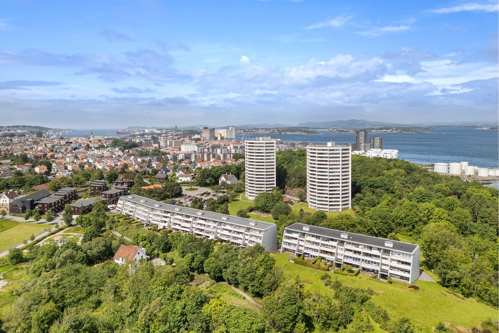 Veldrevet borettslag med svært pene fellesområder. Borettslaget byr blant annet på grillhus, lekeplass, sykkelparkering, selskapslokaler og gjesterom mm. Galleribilde