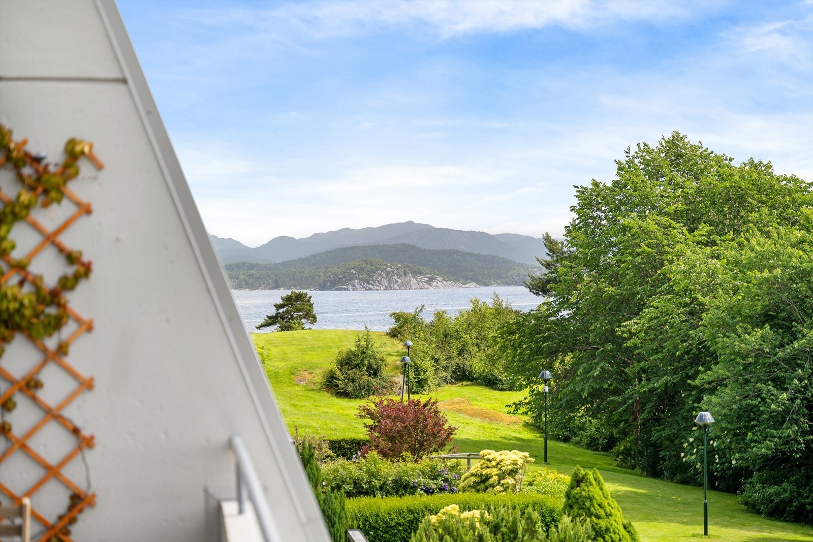Her kan man skue over tretoppene, fjord og fjell, eller nyte utsikten til onsdagsregatta og seiling. Se overgangen til høstfarger, og om våren følge med på bladskuddene og blomstring. Galleribilde