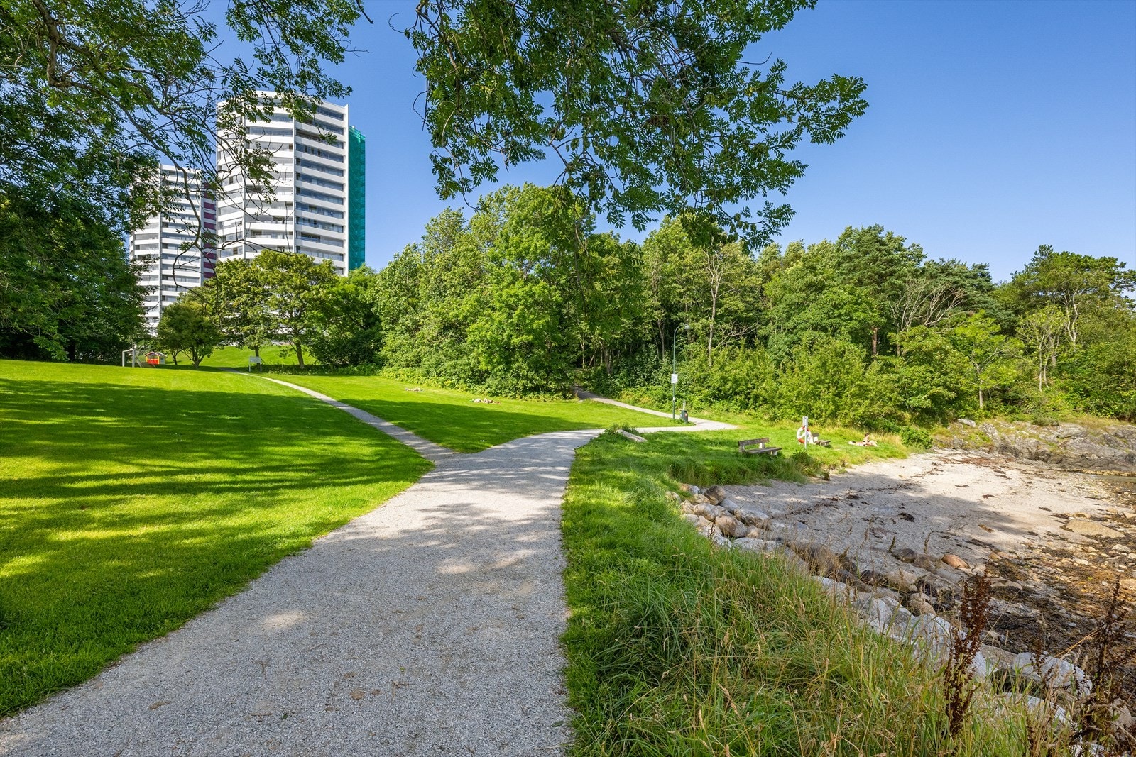Fantastisk beliggenhet nær sjøen. Nydelig tursti, med badeplasser som perler på snor. Galleribilde