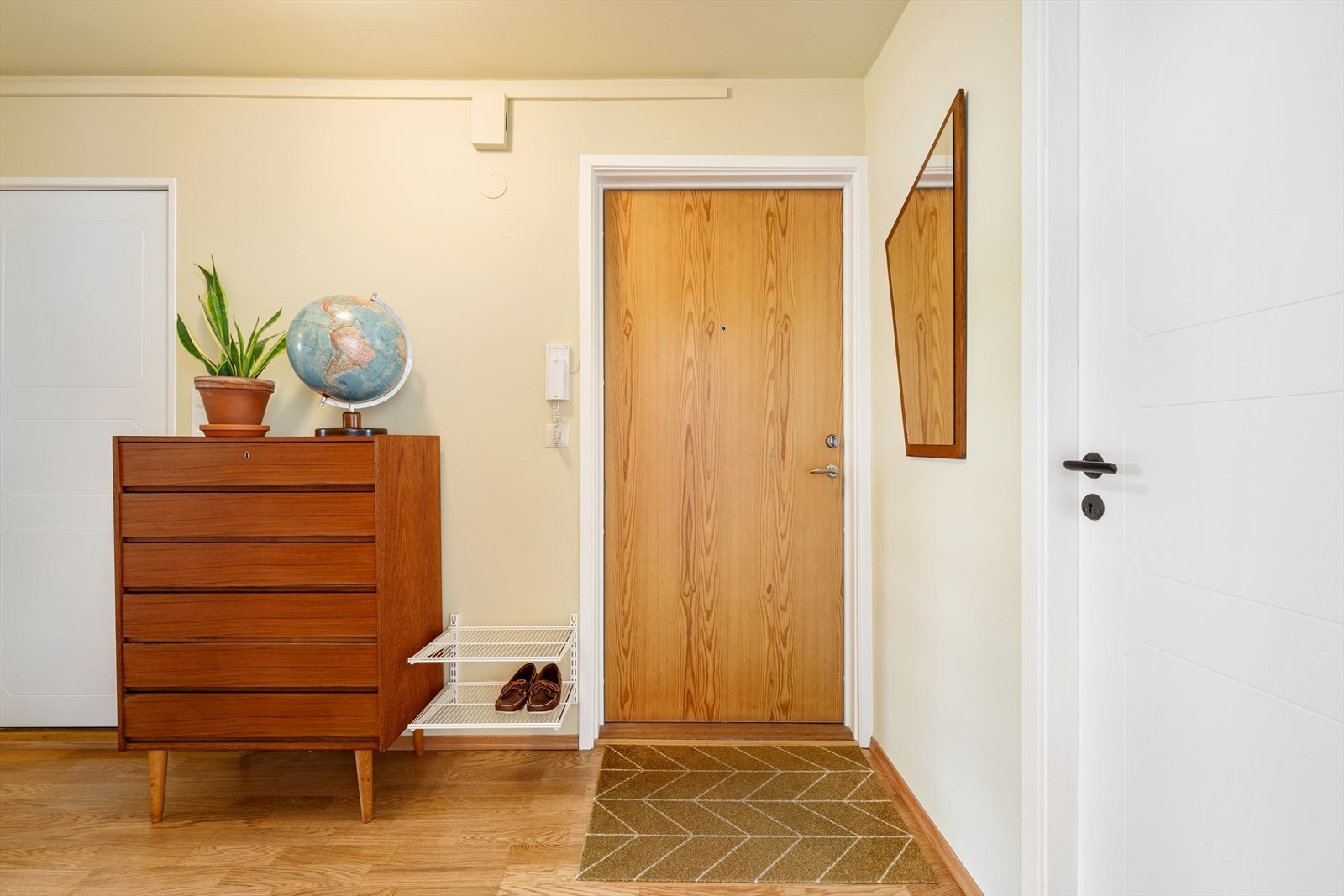 Leiligheten har dør-telefon som slipper inn gjestene. Veggene entreen er malt i Jotuns delikate Fresh pasta. Galleribilde