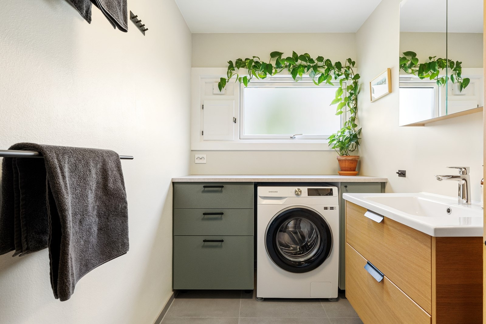 Lekkert bad med varmekabler og fliser på gulv, samt fliser på vegger i dusjsone. Galleribilde