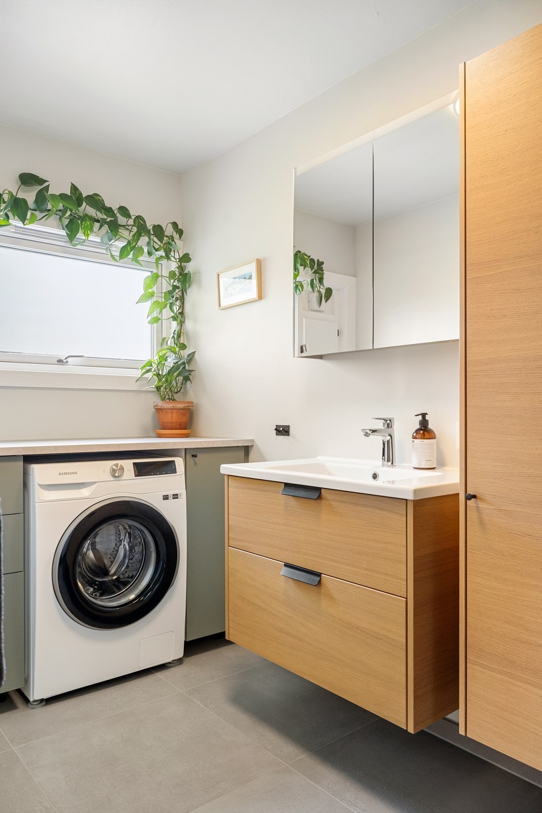 Badet er renovert i 2022 av fagfolk og har egen sone med opplegg for vaskemaskin. Det er lagt opp strøm til tørketrommel hvis ønskelig. Galleribilde