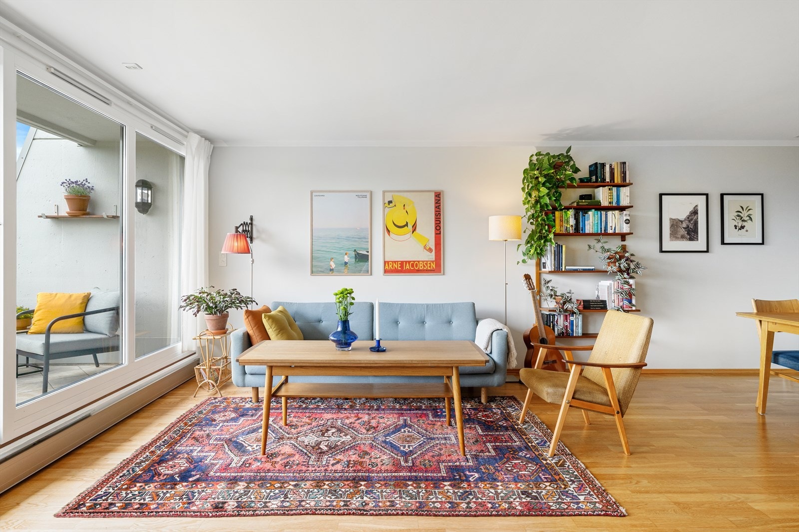 Stuen har en funksjonell utforming med plass til å innrede med sofagruppe og spisebord. Galleribilde