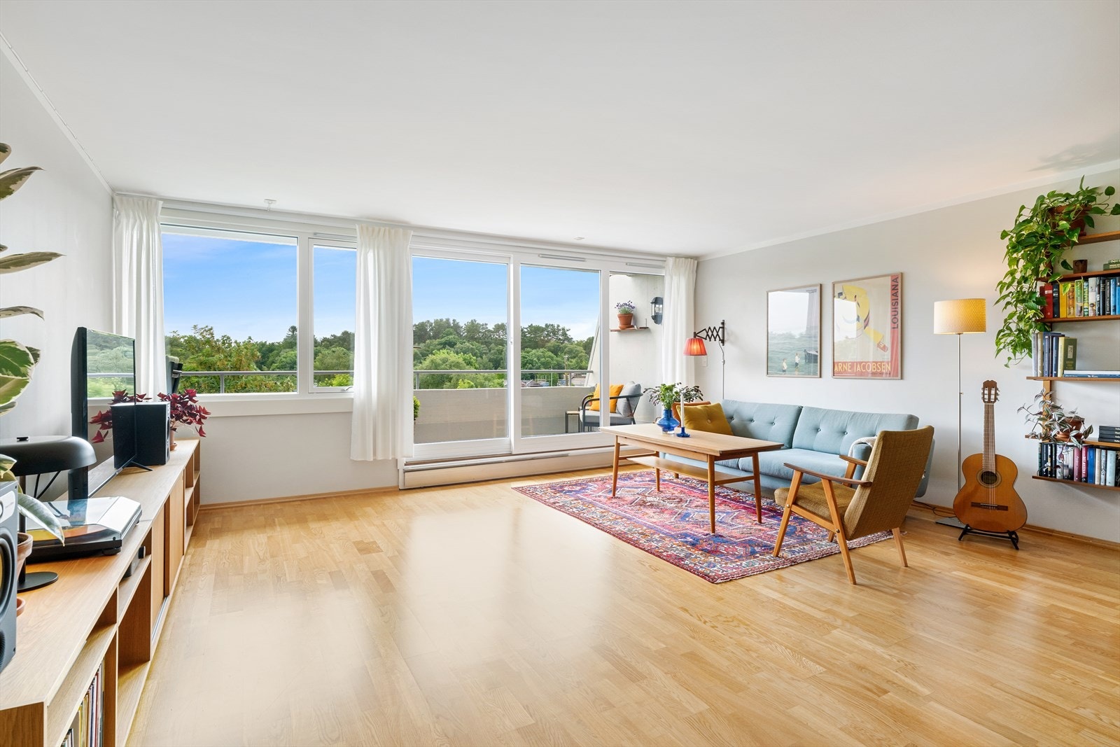 Stuen er lys og innbydende med store vindusflater som gir rikelig med naturlig lys. Galleribilde