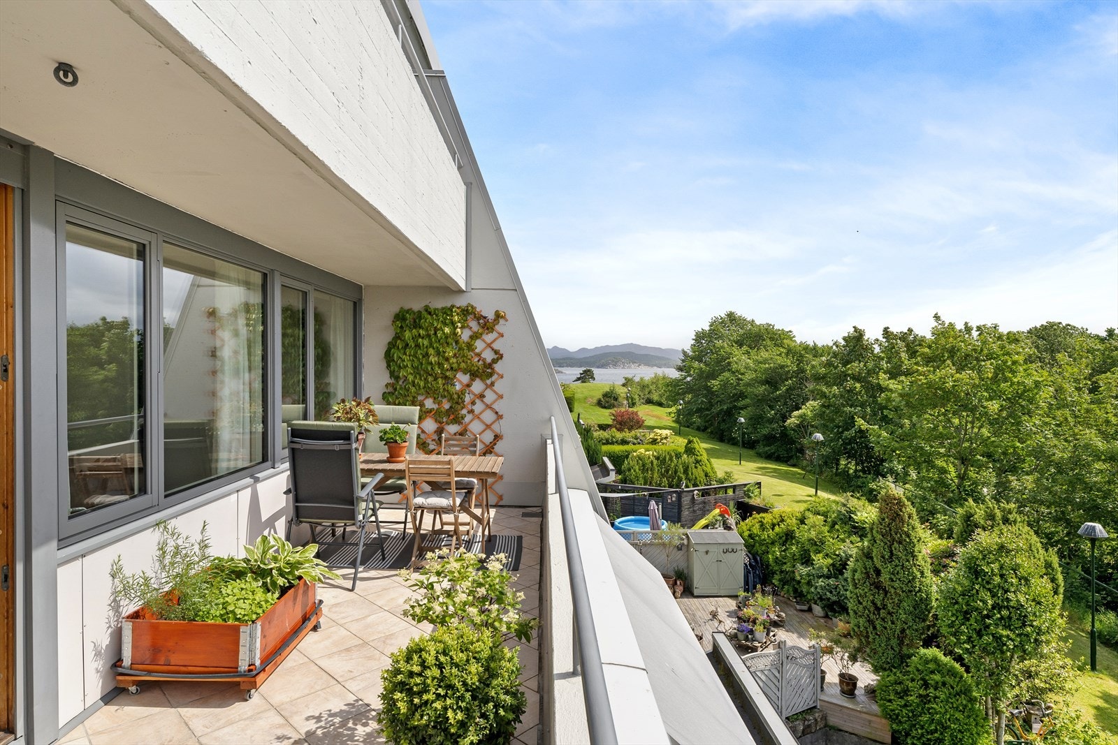 Uteplassen er sørvendt, og har meget gode solforhold. Bo i tretoppene, med utsikt som endrer seg gjennom årstidene. Galleribilde