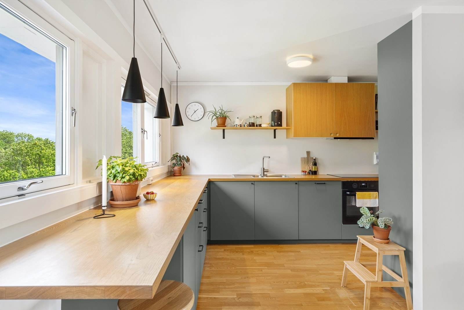 Kjøkkeninnredningen er tidløs med glatte fronter og benkeplate av finert eik. Galleribilde