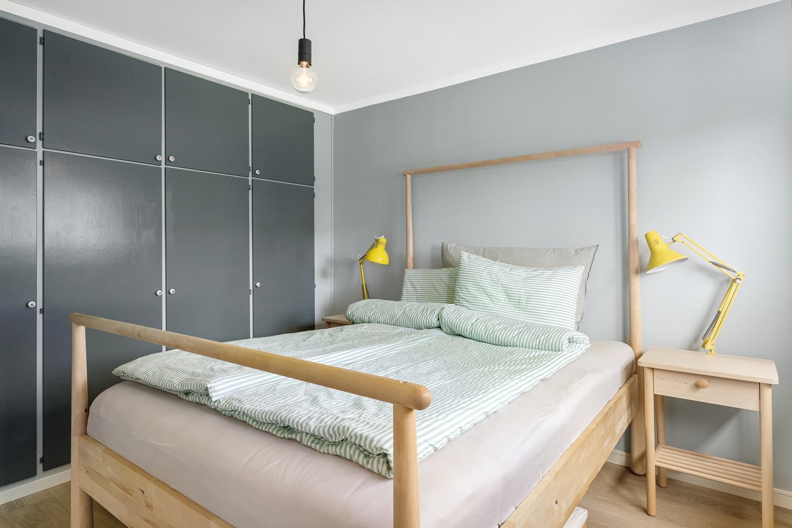 Hovedsoverommet er romslig med god plass til både dobbeltseng og nattbord. Galleribilde