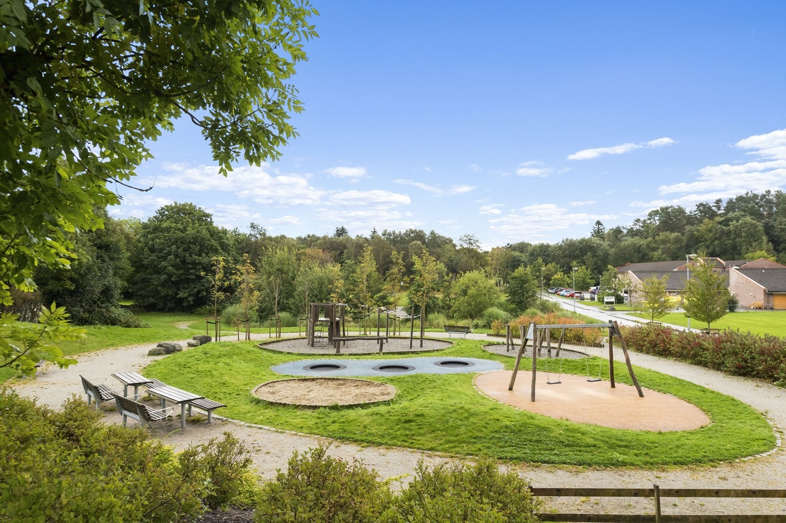 Området er barnevennlig og rolig, med flere lekeplasser og Emmaus barnehage like ved. Galleribilde
