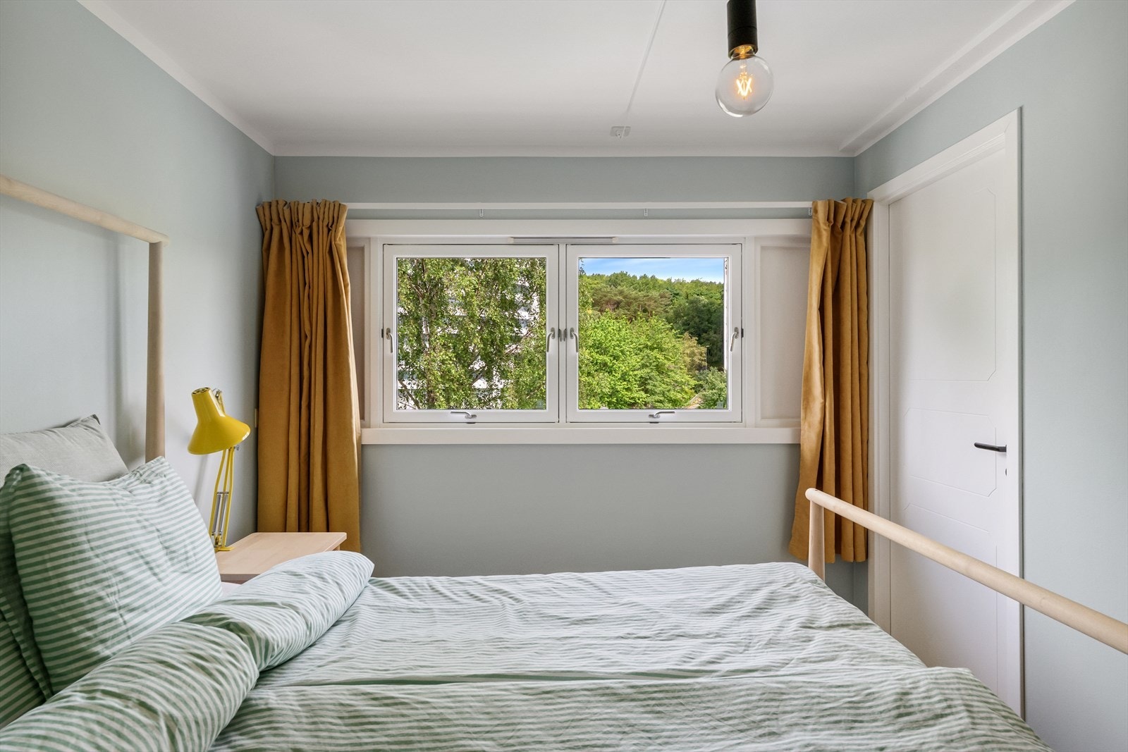 Store vindusflater som byr på flott utsikt. Galleribilde