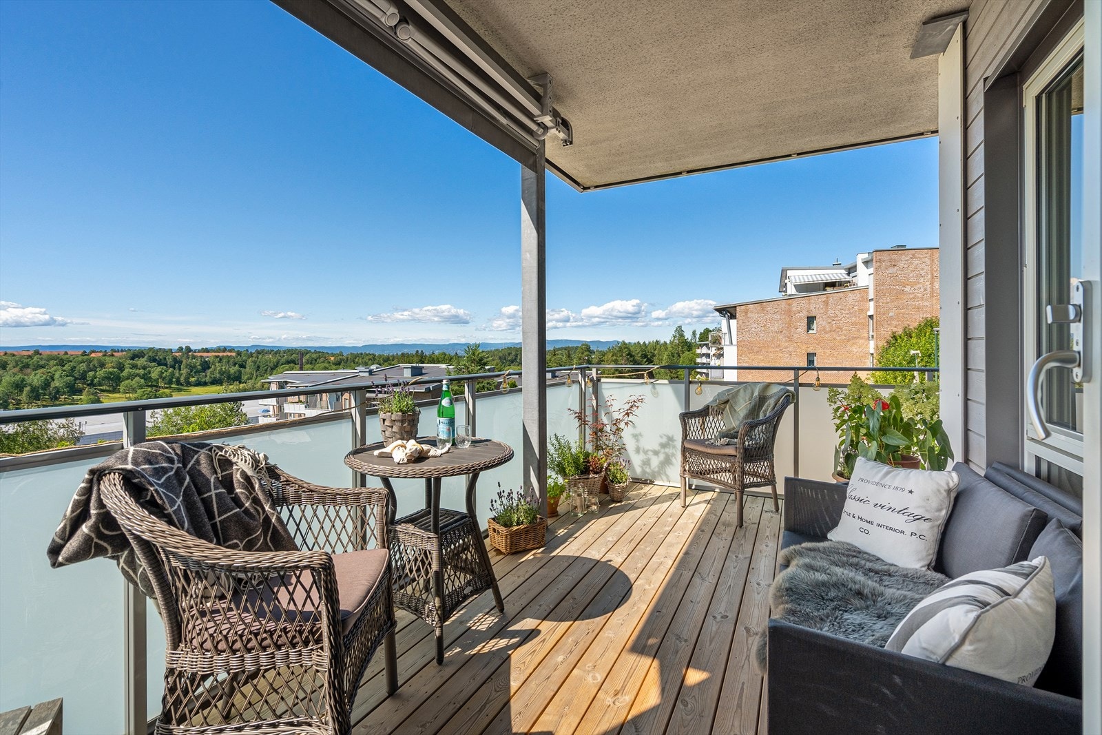 Vestvendt balkong på ca. 10 kvm med svært gode solforhold. Galleribilde