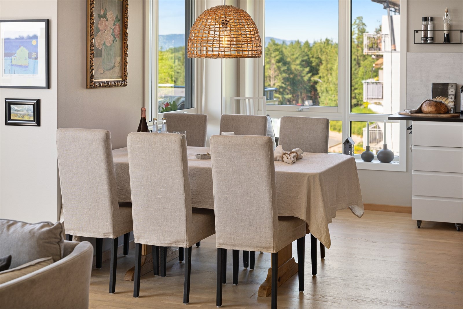 Det er plass til spisestue mellom stue og kjøkken. Galleribilde