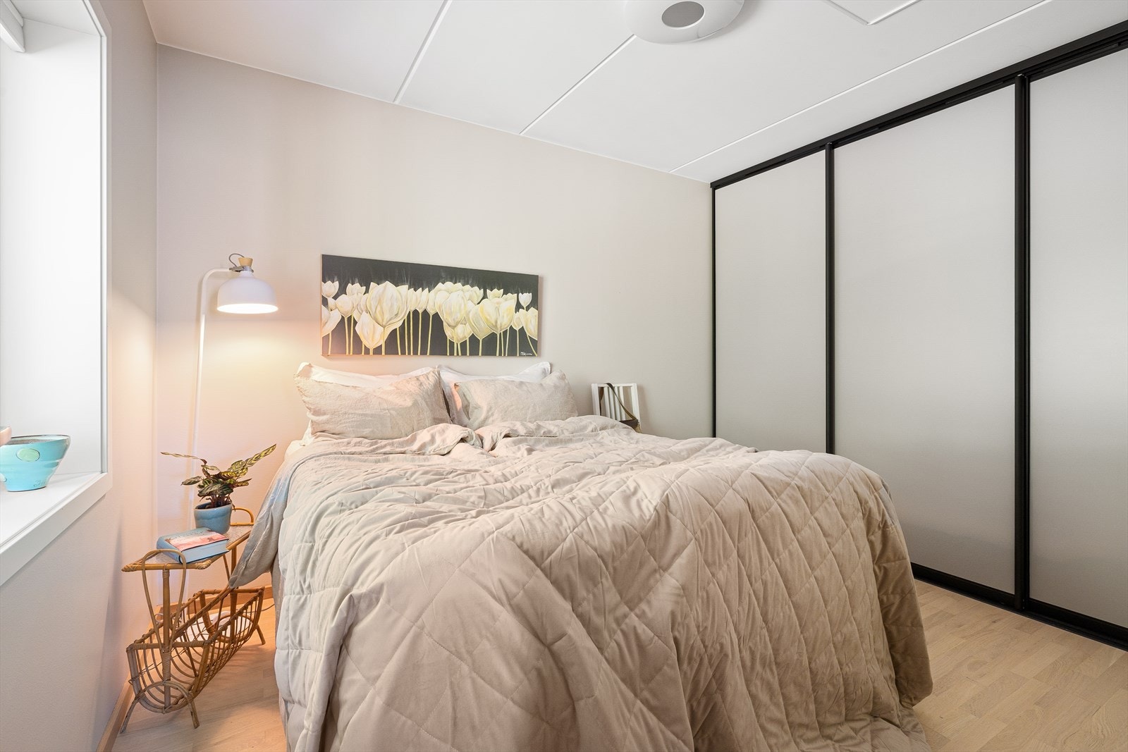 Hovedsoverom med skyvedørsgarderobe. Galleribilde