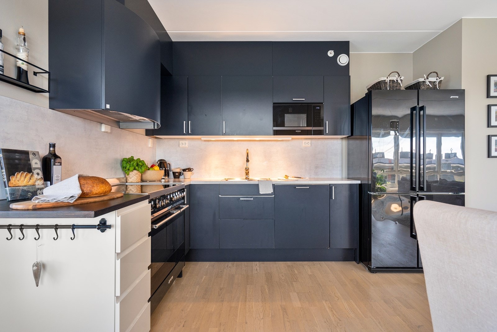 Det er rikelig med benke- og skapplass på kjøkkenet. Galleribilde