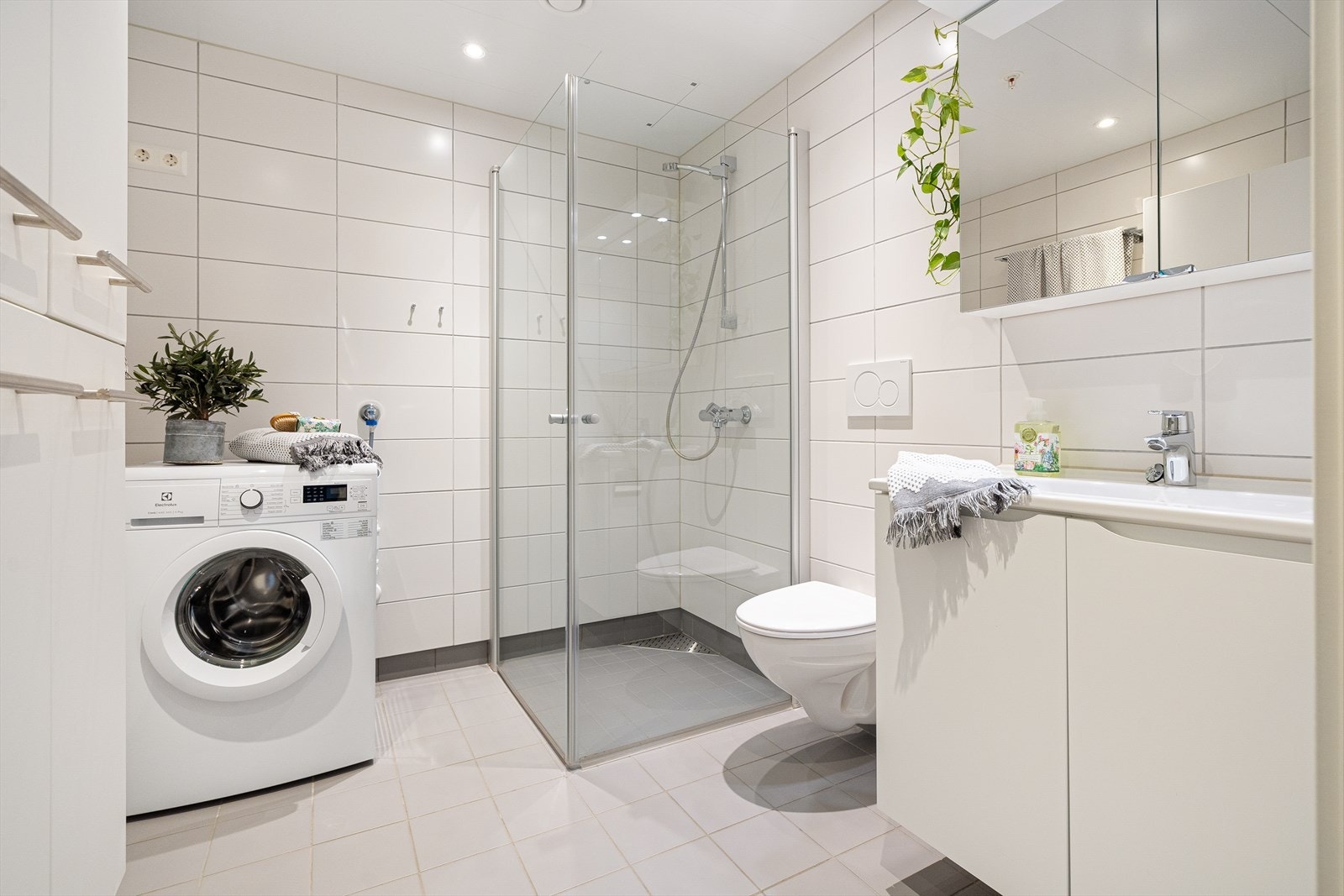 Pent fliselagt baderom med varme i gulv og downlights i tak. Leiligheten har livsløpsstandard. Galleribilde