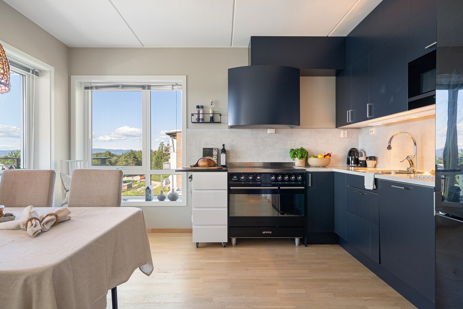 Hyggelig og sosialt kjøkken med masse lagring og benkeplass. Innredning med glatte fronter og laminat benkeplate. Underlimt oppvaskkum med ettgreps armatur som er svingbart. Galleribilde