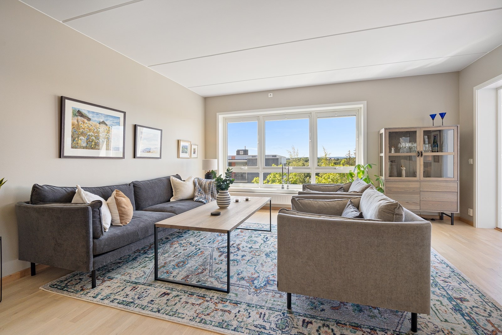 Bygget er fra 2019 og har alle moderne fasiliteter, herunder balansert ventilasjon med varmegjenvinner og sprinkleranlegg. Galleribilde