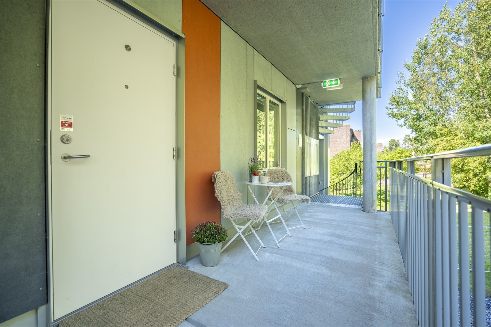 Man har adkomst til leiligheten fra svalgang med hyggelig morgensol og ellers kort vei til felles lekeplass. Galleribilde