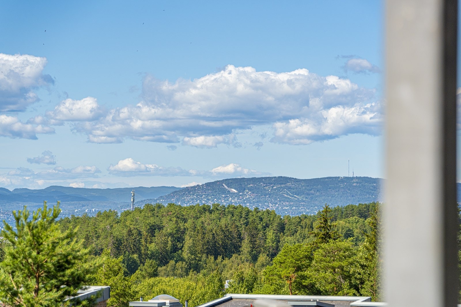 Leiligheten ligger i 2. etasje, med heis og garasje. Balkongen er på 10 kvm og vender mot vest med svært gode lys og solforhold. Galleribilde