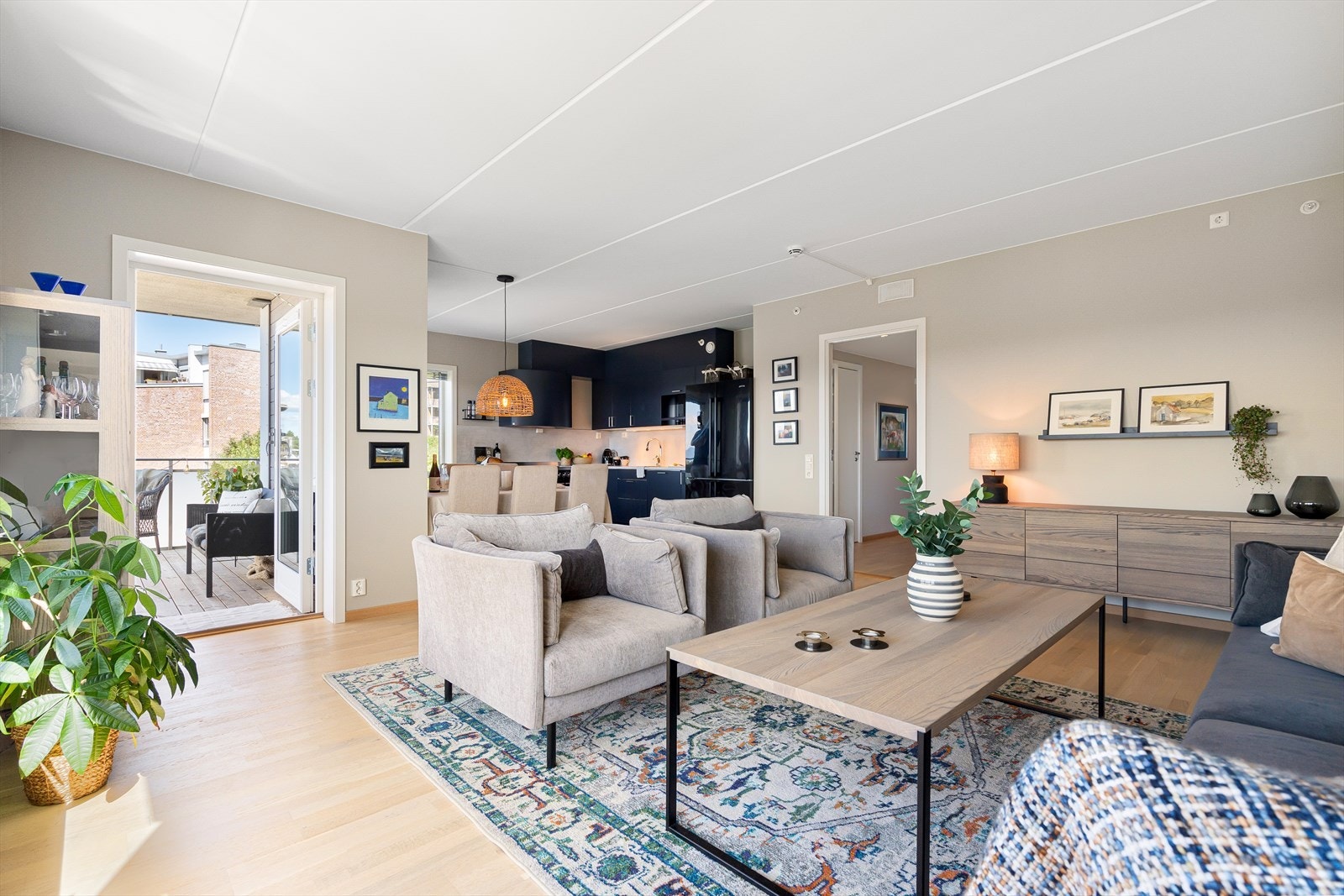 Det er romslig stue med gode vindusflater mot vest og nord. Galleribilde