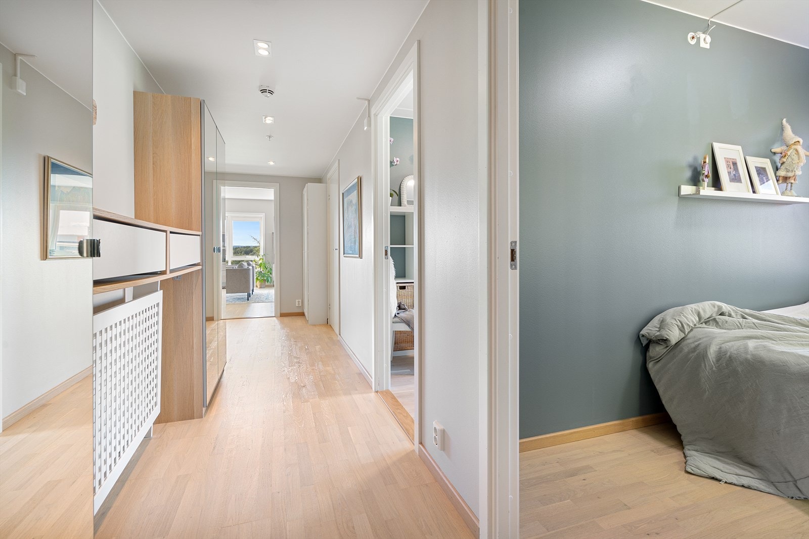 Entré/gang, rikelig med oppbevaringsplass i tillegg til innvendig bod. Galleribilde