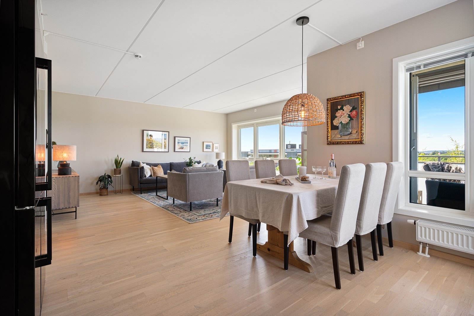 Stue og spisestue sett fra kjøkken. Galleribilde