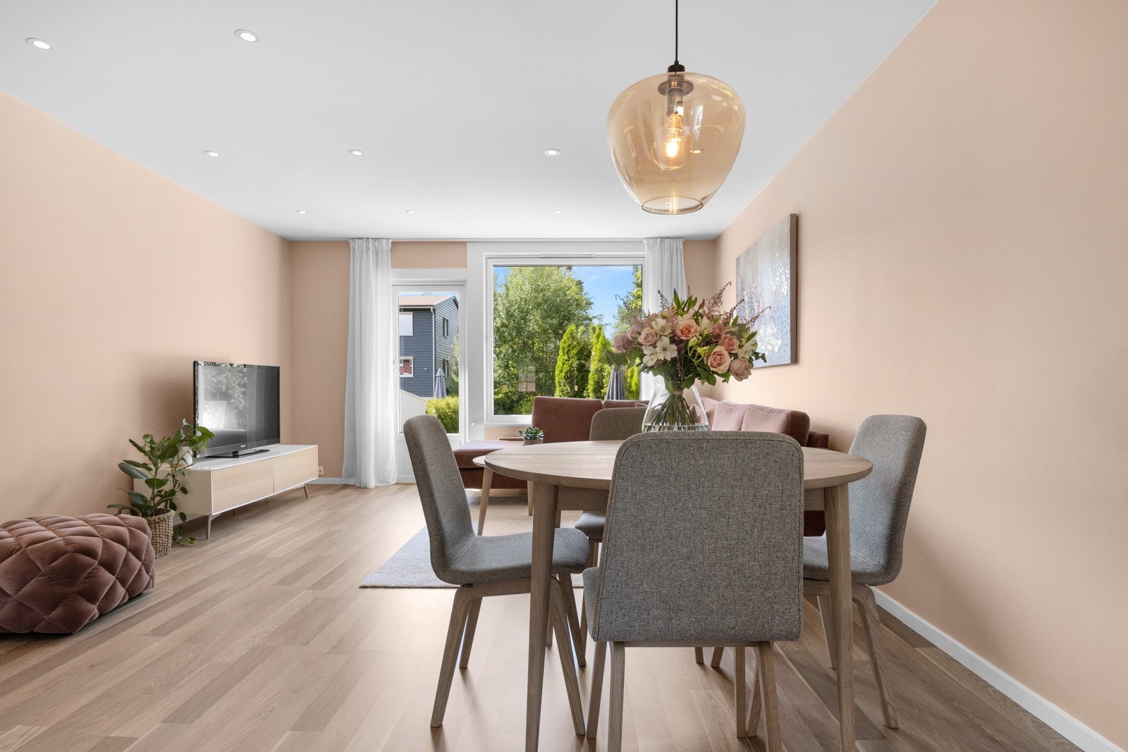 Spisegruppe for familien, med muligheter for langbord Galleribilde
