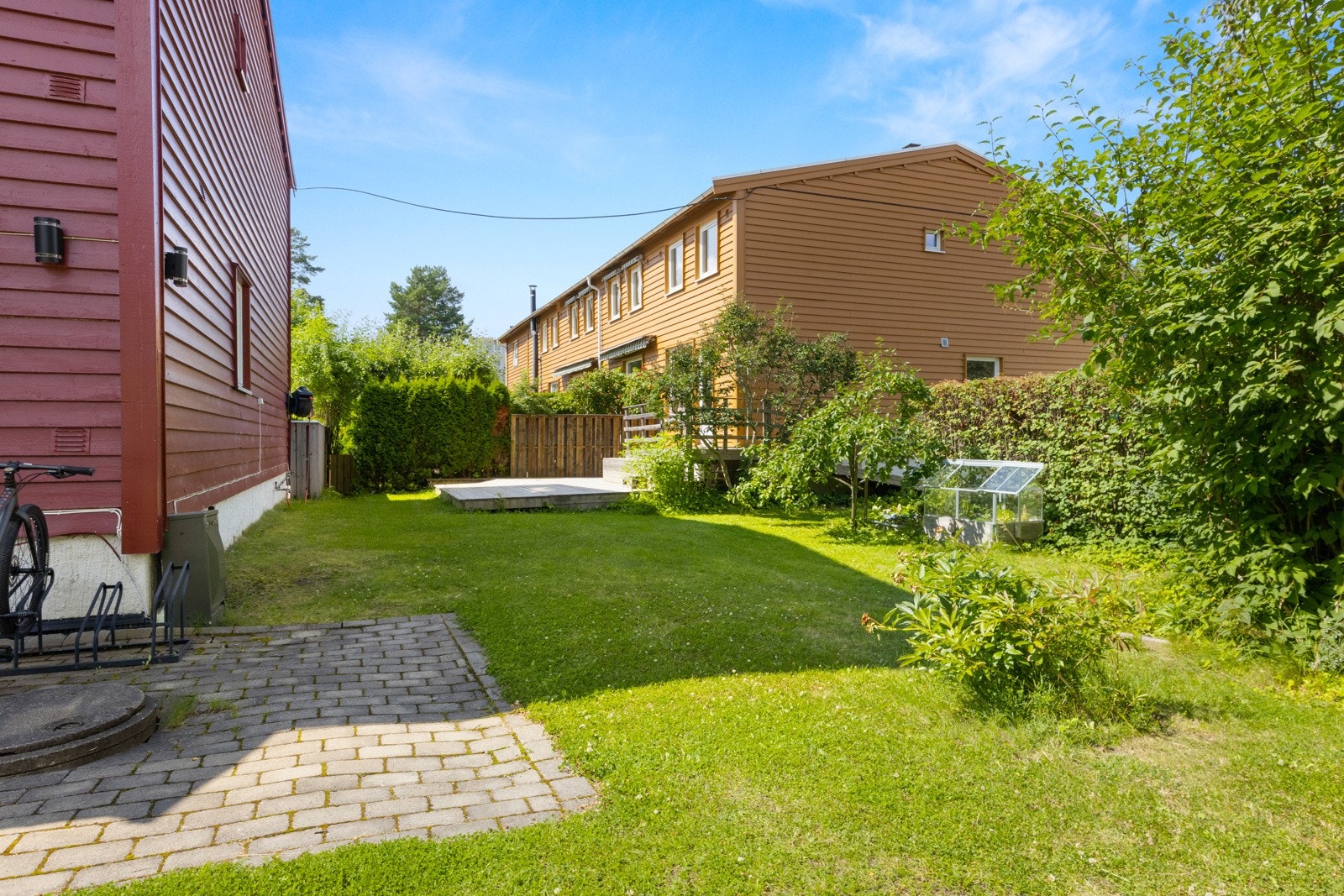 Rekkehuset ligger fint plassert på enden, noe som gir mer uteareal enn resten av rekken (fellesareal på enden av rekkehuset). Galleribilde