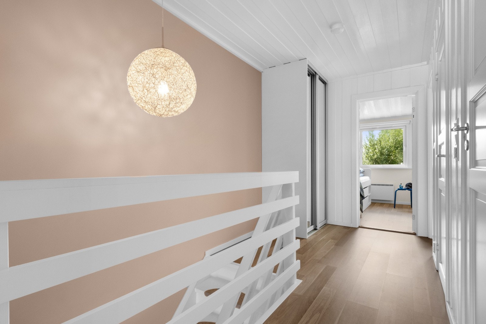 Boligens gulvoverflater er lagt med et slitesterkt 2-stavs Eik natur fra BerryAloc som er gjennomgående i alle etasjer. Galleribilde