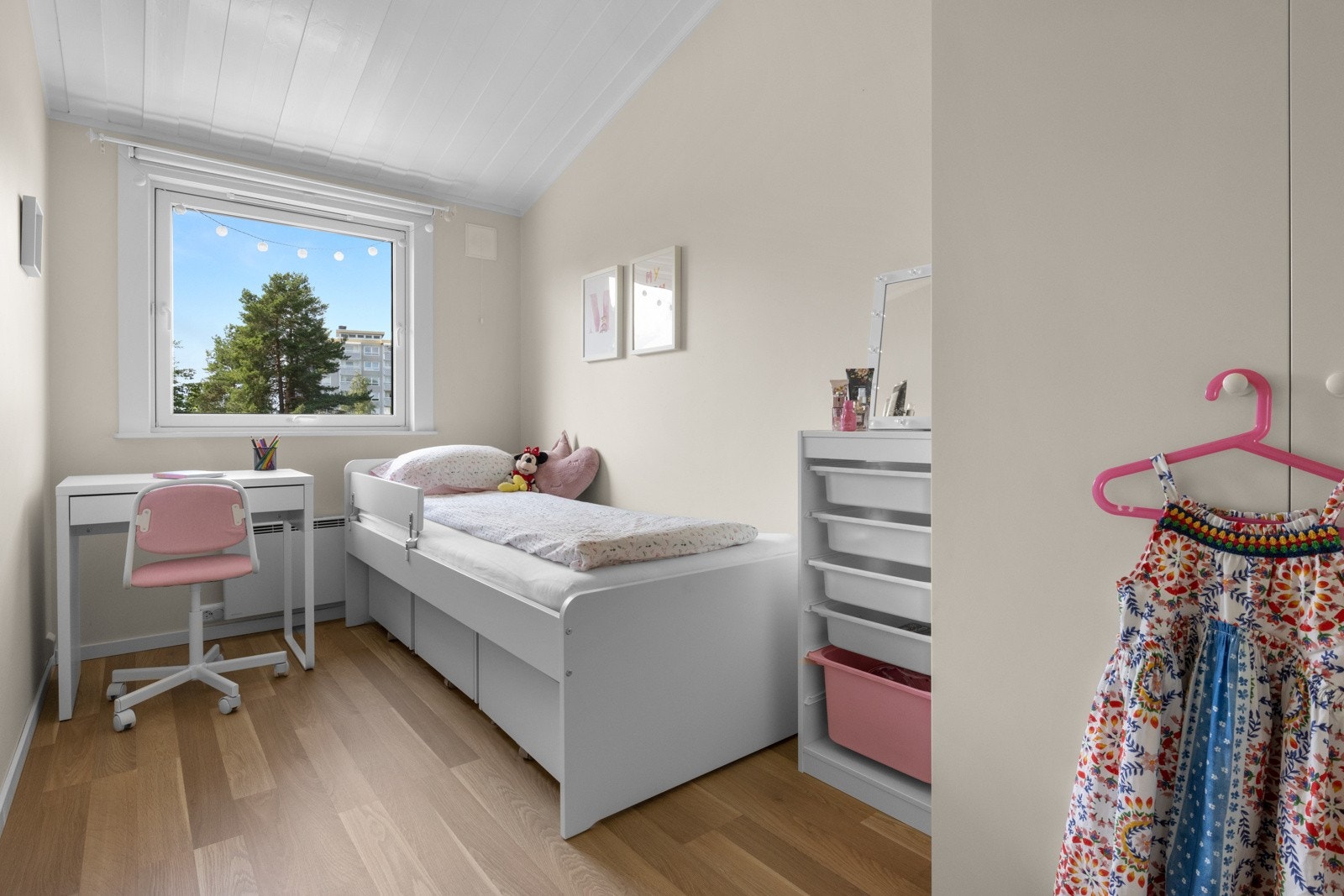 Boligens øvrige soverom vendes ut mot den rolige uteplassen og fellesområde. Galleribilde