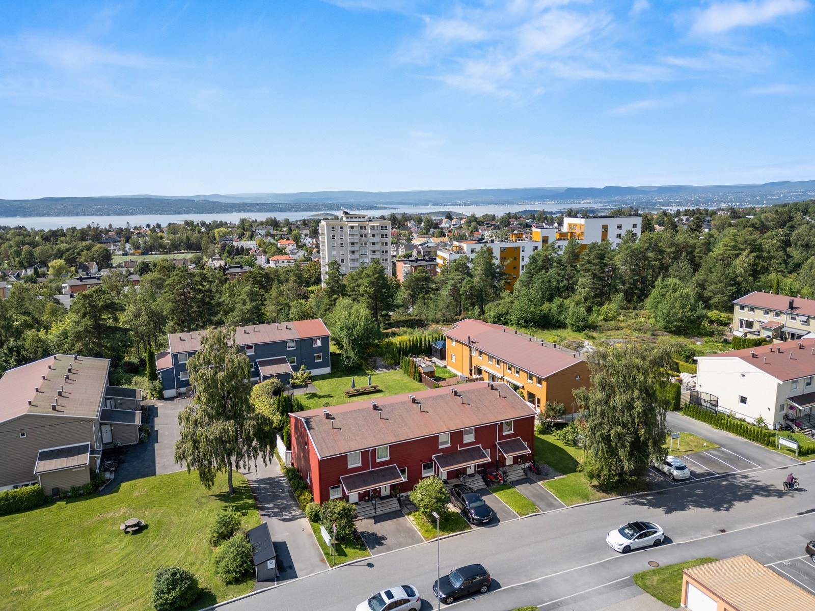 Stille og idyllisk beliggende i et veletablert og populært boligområde på Lambertseter. Galleribilde