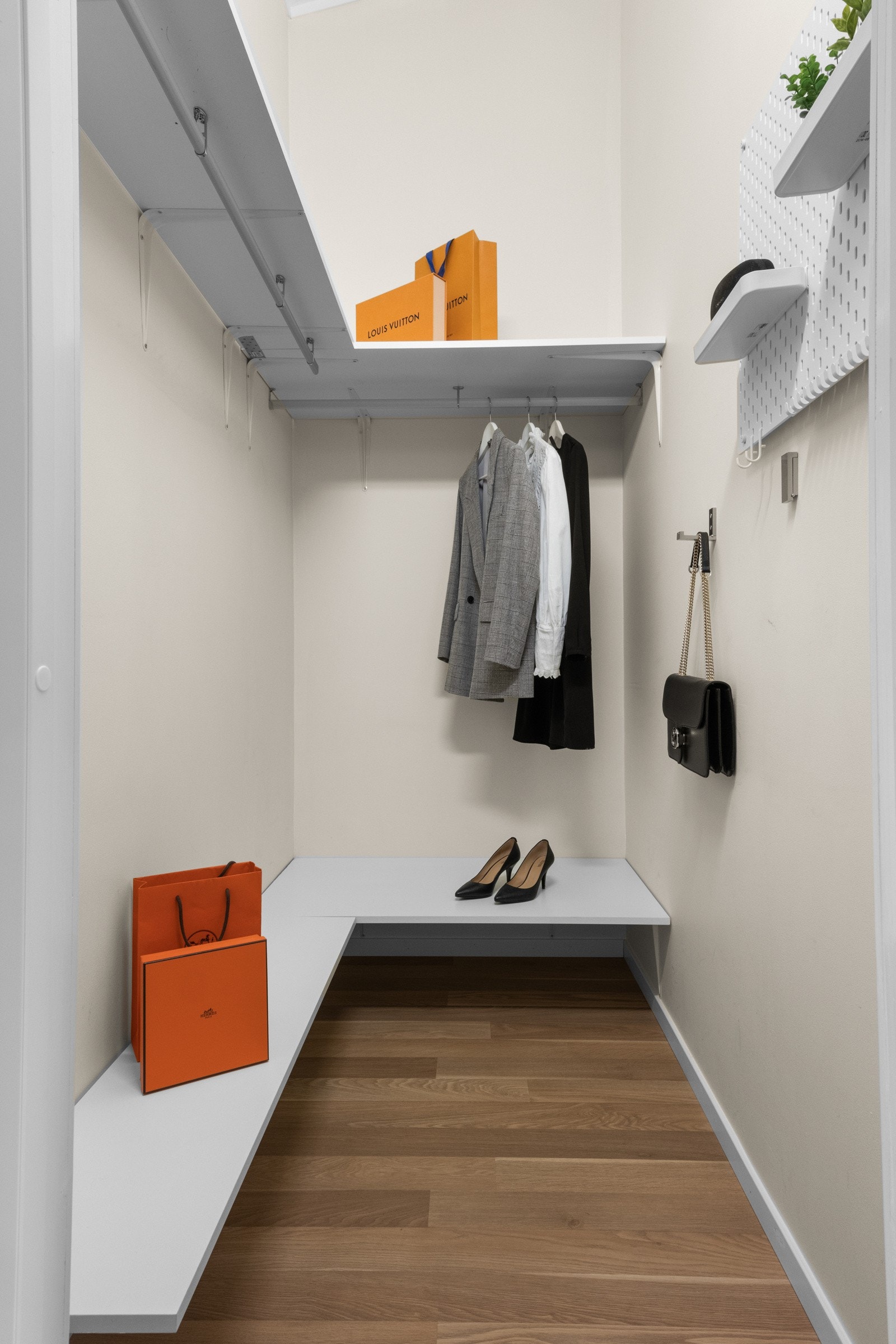 I tilknytning til badet er det en innvendig bod som kan benyttes som walk-in eller rom for ekstra lagring. Galleribilde