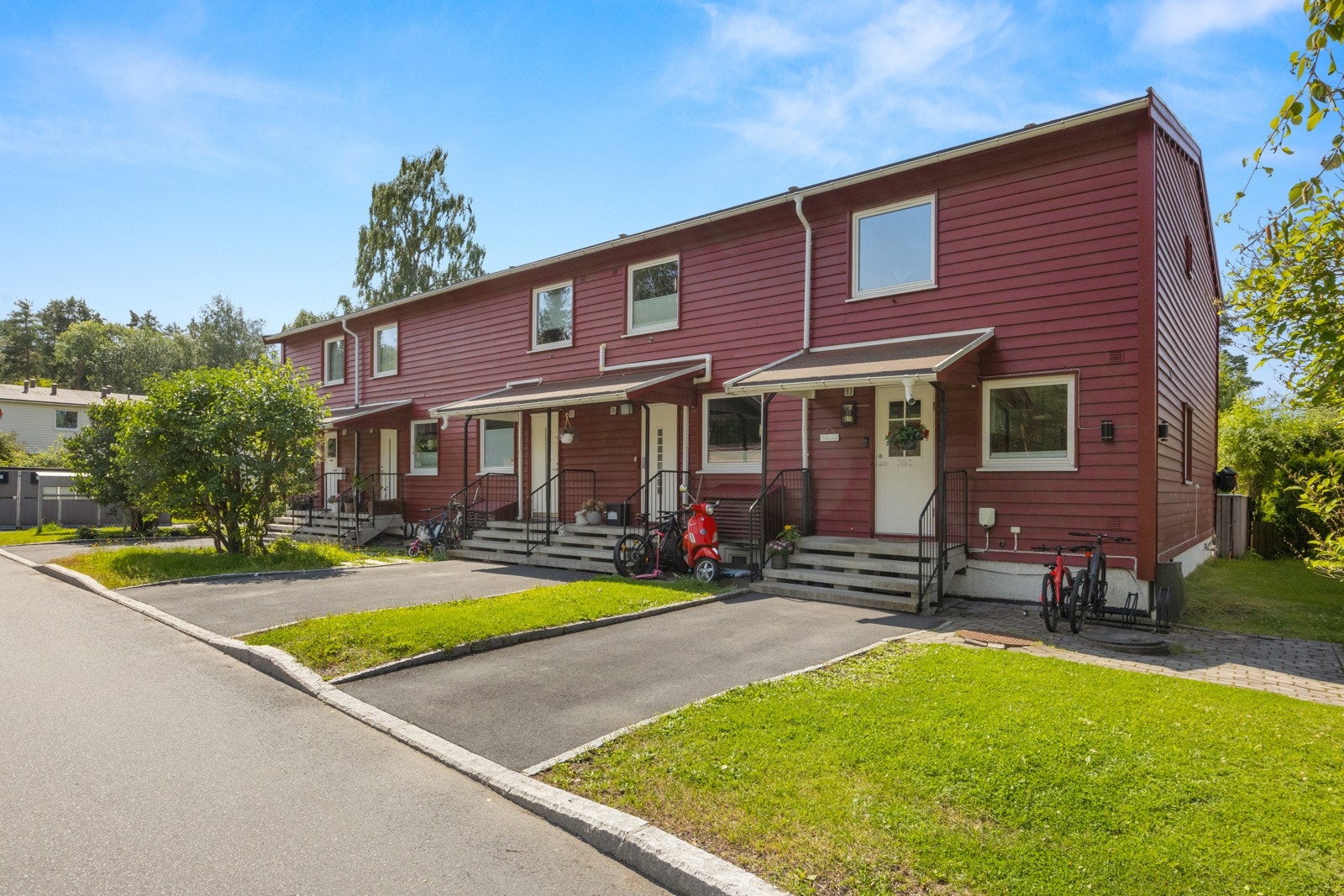 Boligen har parkering på asfaltert plass rett utenfor huset med egen ladeboks for elbil installert. For øvrig parkering etter venteliste i borettslaget. Galleribilde