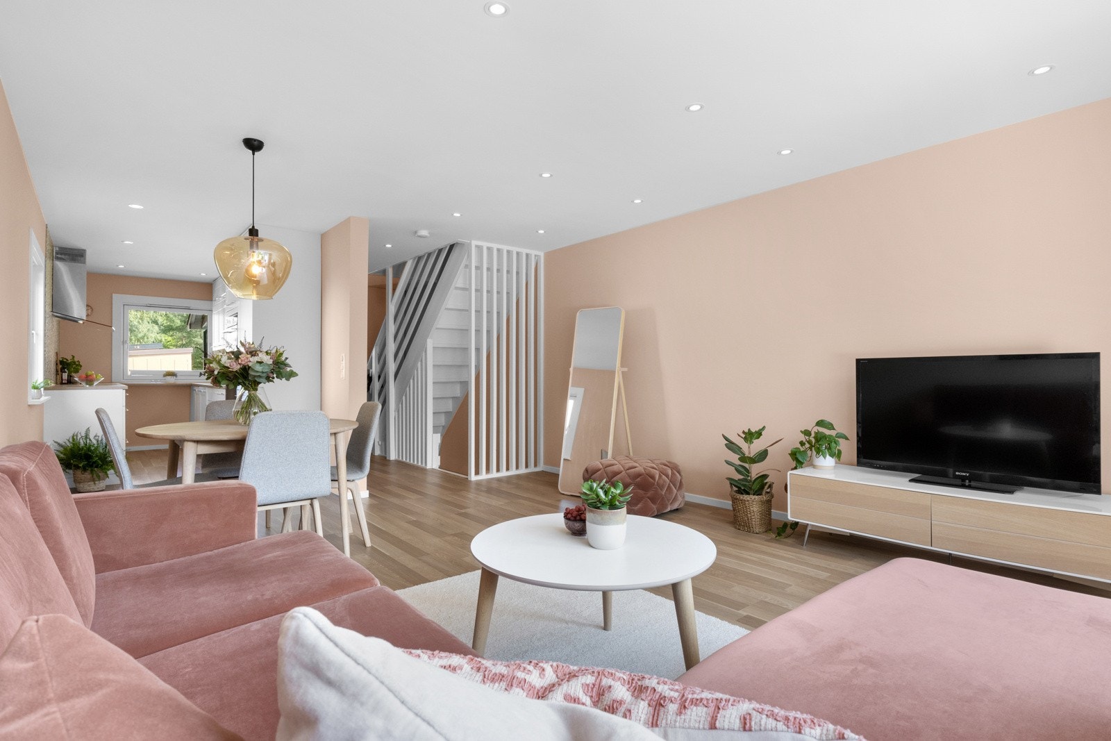 I felleskostnadene har du blant drift og vedlikehold, samt kabel-tv og internett fra Telia inkludert. Kabelnettet ble oppgradert i 2021-2022. Galleribilde