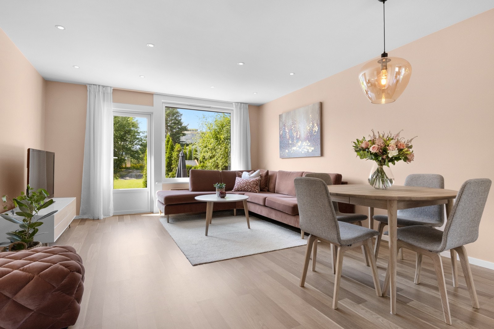 Fra gangen kommer man rett inn i en lys og innbydende stue med god plass til sofa, tv-løsning og spisebord Galleribilde