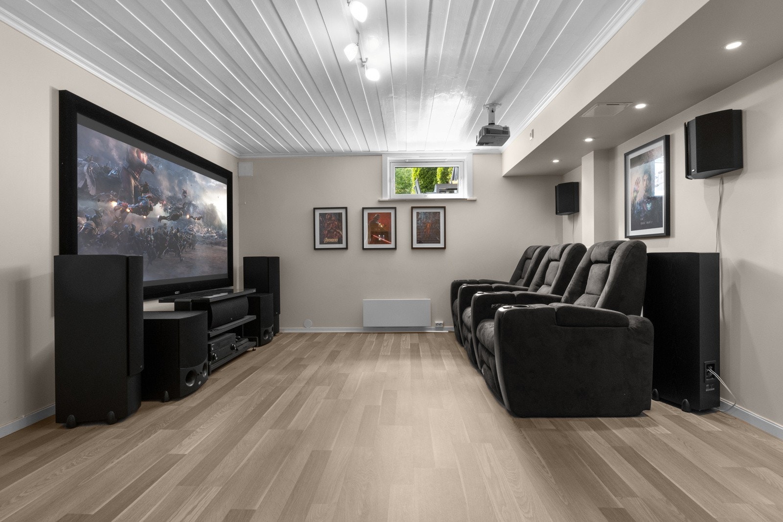 Stilig kjellerstue med egen hjemmekino for hele familien. Galleribilde