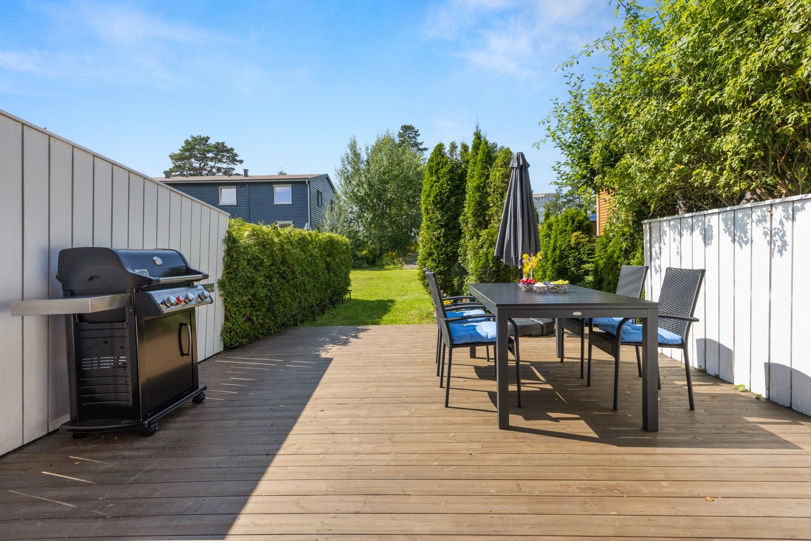 Sosialt uteplass med plass til både barnelek og mange gjester Galleribilde