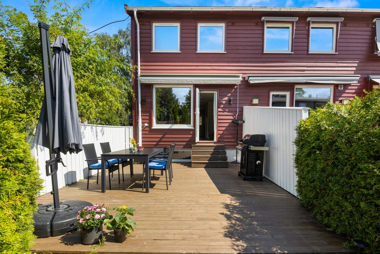 Skjermet og romslig markterrasse med nydelige solforhold Galleribilde