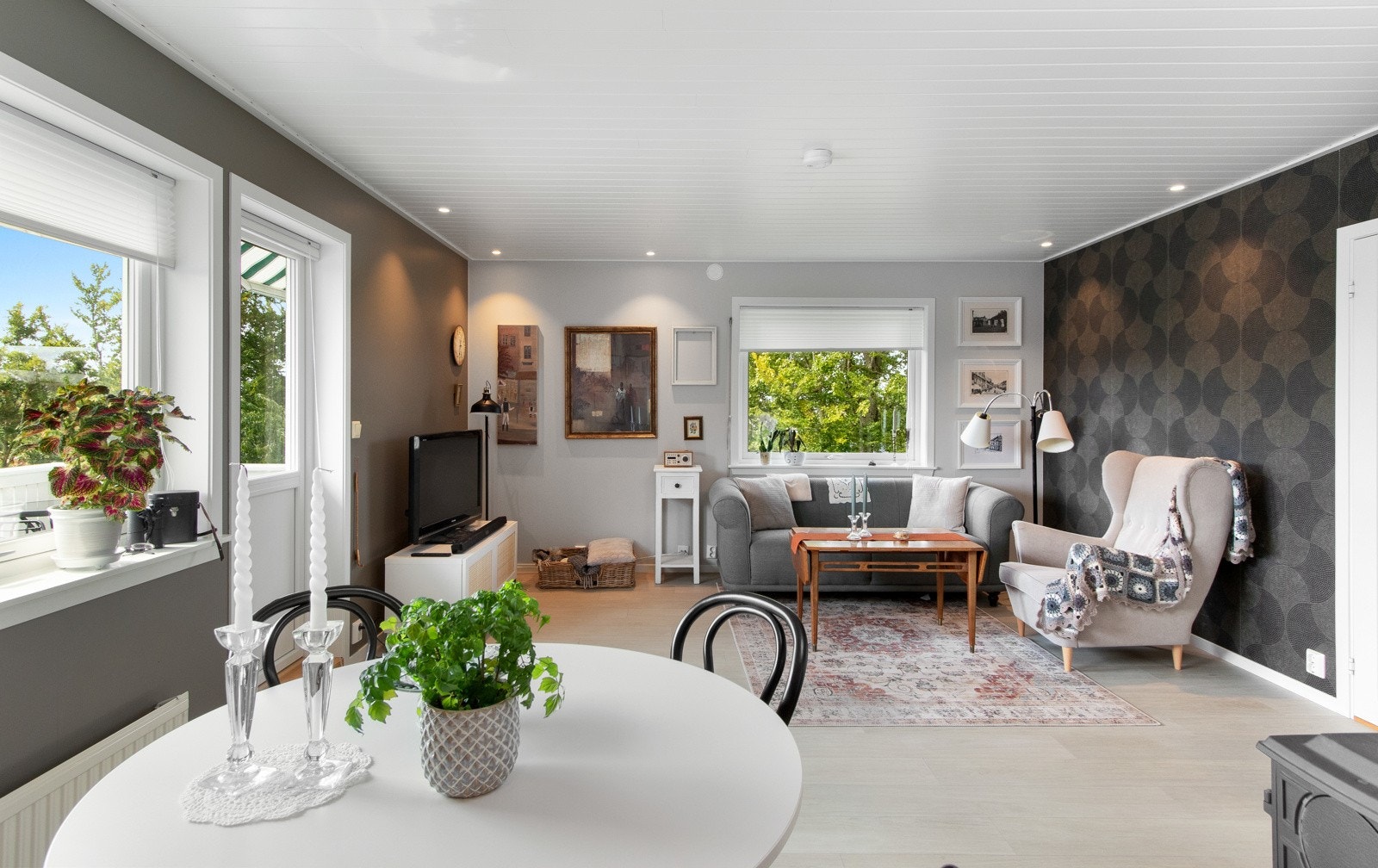 Dagslyset strømmer inn via store vinduer i to himmelretninger. Galleribilde
