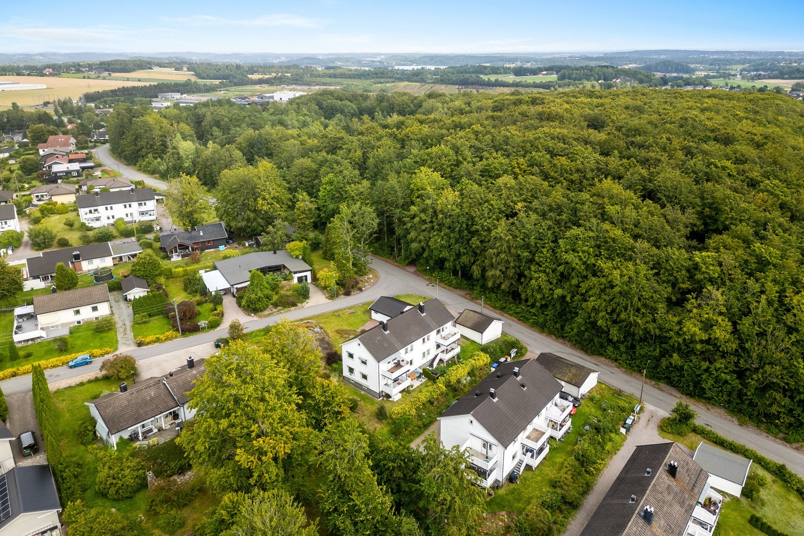 Her bor du med skoler, barnehager og togstasjon i gangavstand, og det er kort vei til lekeplass, fotballbane, idretts- og svømmehall. Galleribilde