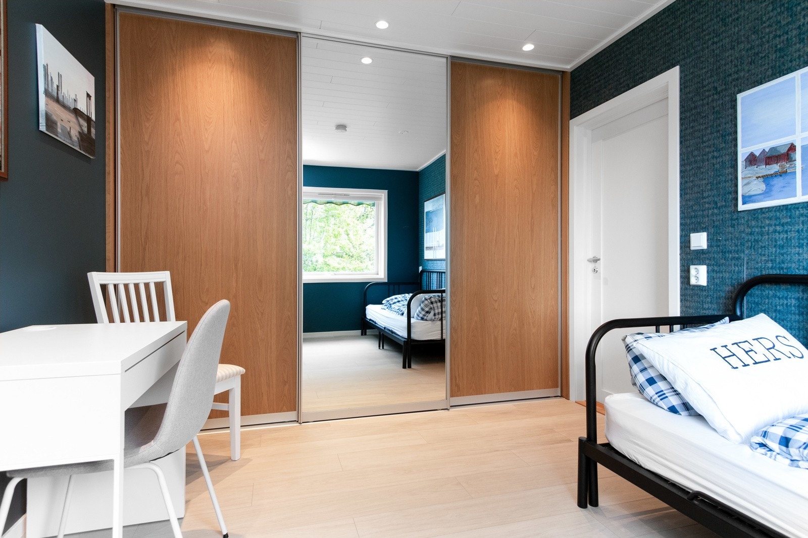 På dette soverommet er det en stor, plassbygd skyvedørsgarderobe. Galleribilde