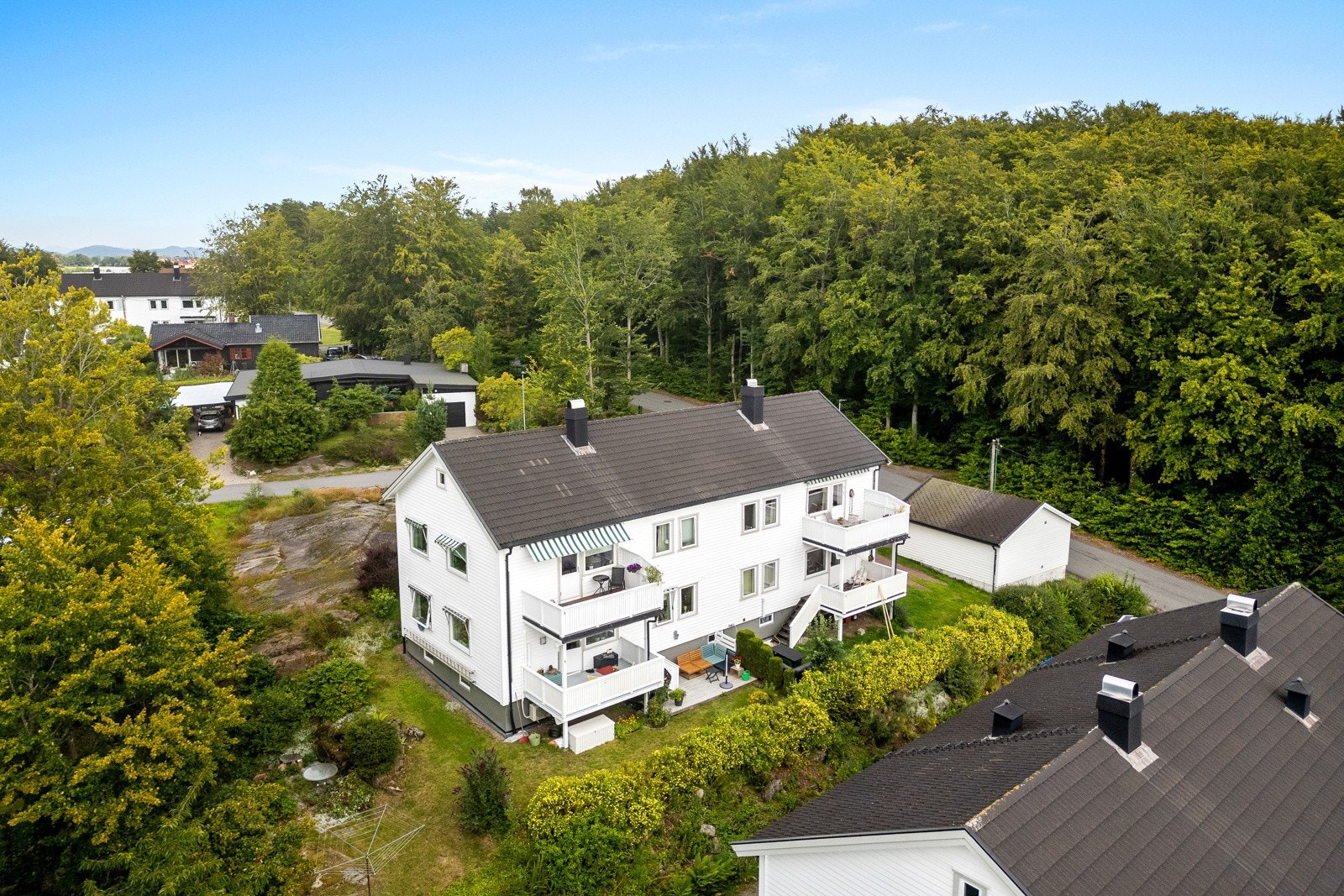 Eiendommen ligger særdeles attraktivt til rett over veien for Moa (bøkeskogen) som byr på nydelige turstier. Galleribilde
